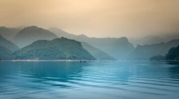 Pemandangan Danau Toba dari tebing Sumatra Utara menyimpan lanskap vulkanik spektakuler yang berkelindan erat dengan dongeng rakyat masyarakat setempat.