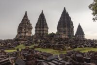Kemegahan Candi Prambanan di Yogyakarta yang menyimpan kisah legenda Roro Jonggrang serta menjadi bukti keahlian arsitektur batu masyarakat masa lampau.