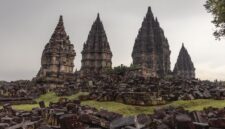 Kemegahan Candi Prambanan di Yogyakarta yang menyimpan kisah legenda Roro Jonggrang serta menjadi bukti keahlian arsitektur batu masyarakat masa lampau.