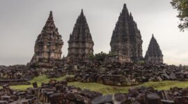 Kemegahan Candi Prambanan di Yogyakarta yang menyimpan kisah legenda Roro Jonggrang serta menjadi bukti keahlian arsitektur batu masyarakat masa lampau.