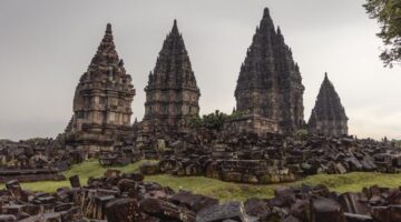 Kemegahan Candi Prambanan di Yogyakarta yang menyimpan kisah legenda Roro Jonggrang serta menjadi bukti keahlian arsitektur batu masyarakat masa lampau.