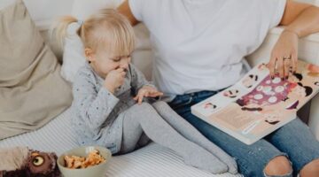 Momen hangat saat orang tua membacakan buku dongeng tradisional kepada anak sebelum tidur menjadi sarana efektif menanamkan nilai moral dan mempererat hubungan keluarga.