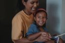 Momen hangat saat orang tua membacakan buku cerita rakyat Nusantara kepada buah hati menjelang tidur untuk mengenalkan nilai-nilai luhur budaya bangsa.