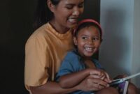 Momen hangat saat orang tua membacakan buku cerita rakyat Nusantara kepada buah hati menjelang tidur untuk mengenalkan nilai-nilai luhur budaya bangsa.