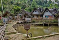 Deretan leuit atau lumbung padi tradisional bambu berdiri kokoh di Kasepuhan Ciptagelar sebagai penyimpan cadangan pangan warga yang tahan hingga puluhan tahun.
