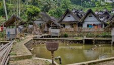 Deretan leuit atau lumbung padi tradisional bambu berdiri kokoh di Kasepuhan Ciptagelar sebagai penyimpan cadangan pangan warga yang tahan hingga puluhan tahun.