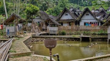 Deretan leuit atau lumbung padi tradisional bambu berdiri kokoh di Kasepuhan Ciptagelar sebagai penyimpan cadangan pangan warga yang tahan hingga puluhan tahun.