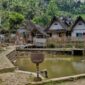 Deretan leuit atau lumbung padi tradisional bambu berdiri kokoh di Kasepuhan Ciptagelar sebagai penyimpan cadangan pangan warga yang tahan hingga puluhan tahun.
