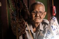 Sebuah pertunjukan panggung modern memperagakan kisah folklore Nusantara dengan perpaduan teknologi seni instalasi cahaya digital.