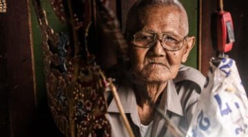 Sebuah pertunjukan panggung modern memperagakan kisah folklore Nusantara dengan perpaduan teknologi seni instalasi cahaya digital.