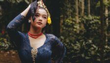 Seorang penutur cerita sedang membacakan dongeng rakyat Nusantara lengkap dengan ilustrasi visual yang memikat perhatian anak-anak di sebuah festival literasi.