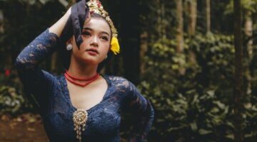 Seorang penutur cerita sedang membacakan dongeng rakyat Nusantara lengkap dengan ilustrasi visual yang memikat perhatian anak-anak di sebuah festival literasi.